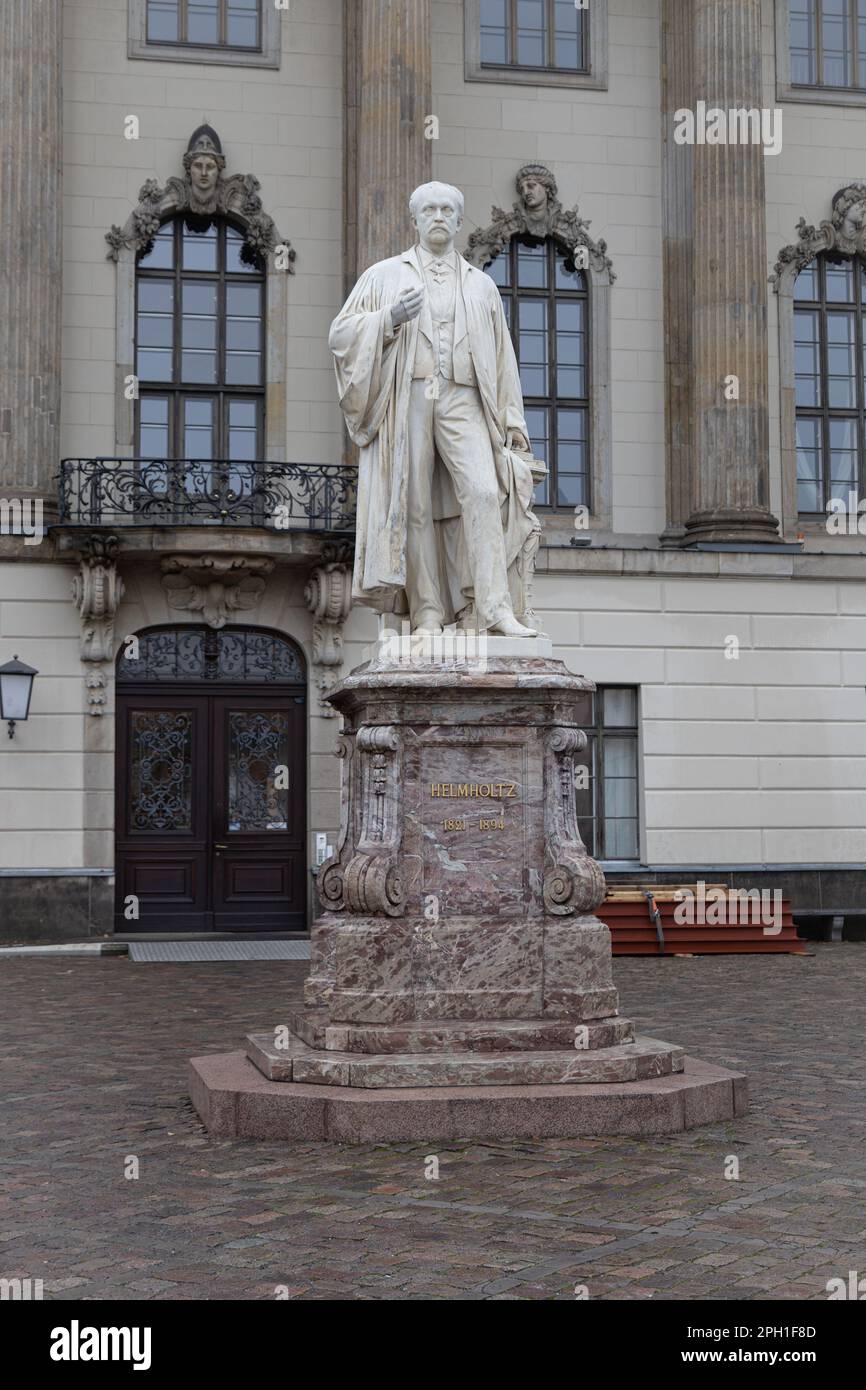 BERLIN, DEUTSCHLAND-23. DEZEMBER 2022: Statue von Hermann von Helmholtz von Ernst Herter an der Humboldt-Universität Berlin Stockfoto