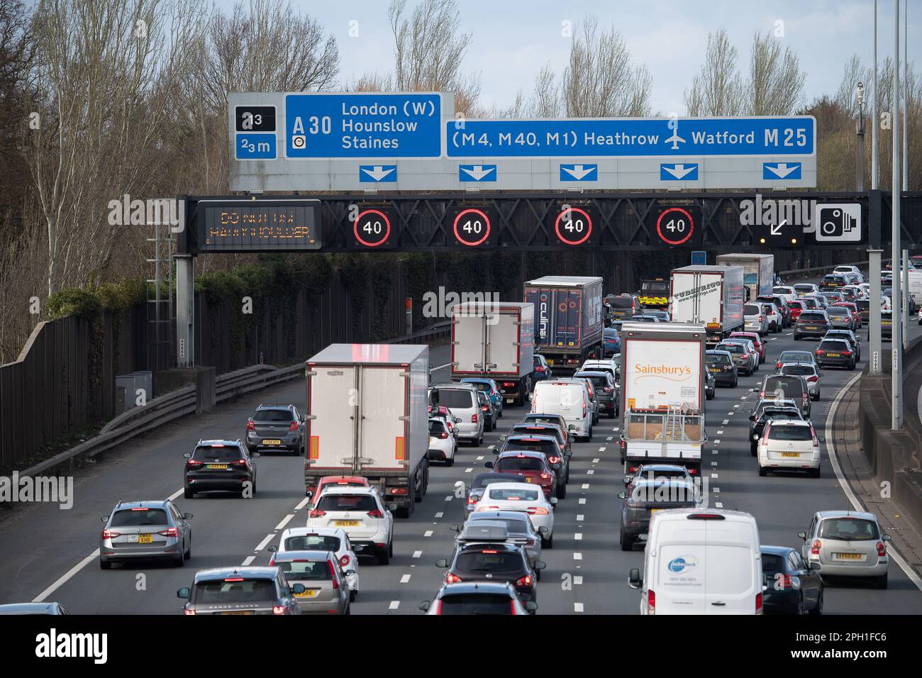 Egham, Surrey, Großbritannien. 25. März 2023. Der M25. In Egham, Surrey. Heute gab es lange Rückzüge von bis zu M25 Meilen auf der wegen Notreparaturen auf einem Abschnitt der Straße. Zwei Spuren der M25 bleiben zwischen J13 A30 (Staines) und J14 A3113 Airport Way (Heathrow) geschlossen. Die Fahrspuren 4 und 5 der im Uhrzeigersinn verlaufenden Fahrbahn bleiben den ganzen Tag über geschlossen. Es gab auch einen Unfall zwischen Junction 11 (Chertsey) und J10 (A3 und Guildford) aufgrund eines Zusammenstoßes mit mehreren Fahrzeugen. Kredit: Maureen McLean/Alamy Live News Stockfoto