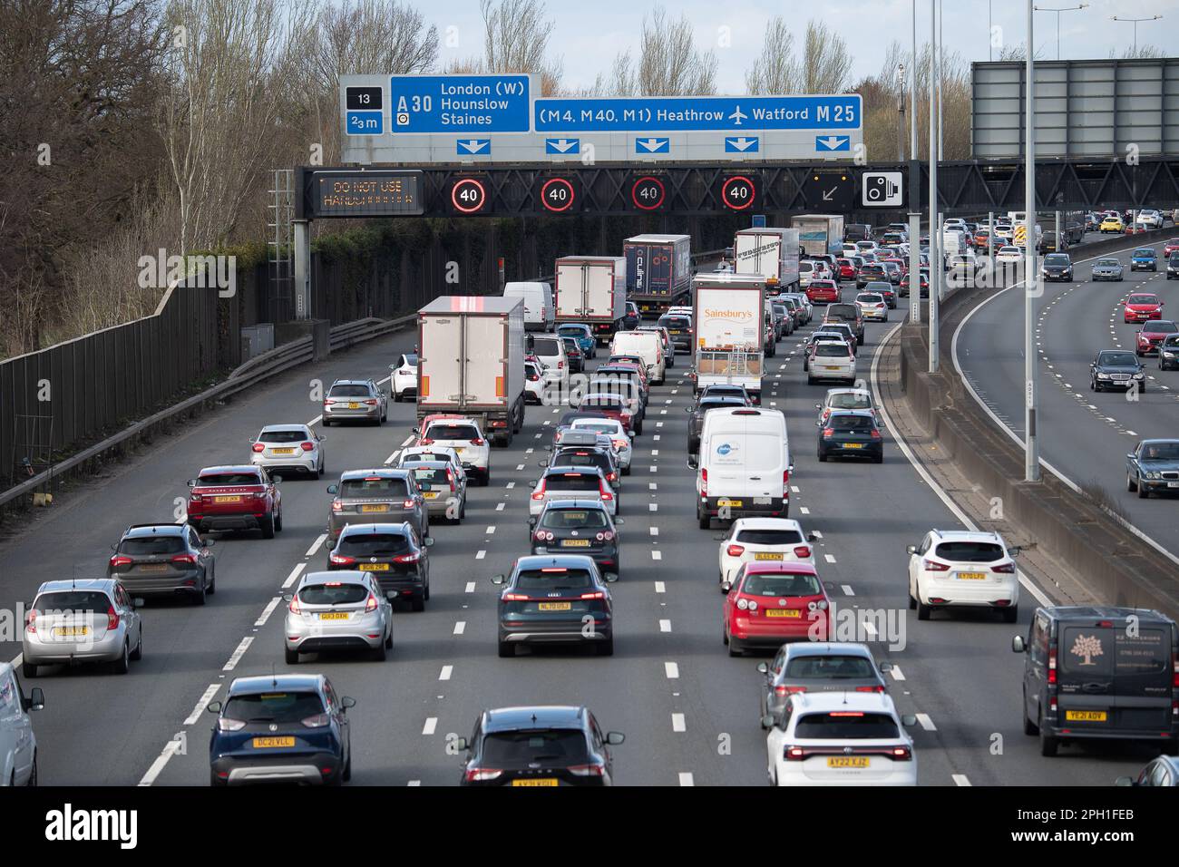 Egham, Surrey, Großbritannien. 25. März 2023. Der M25. In Egham, Surrey. Heute gab es lange Rückzüge von bis zu M25 Meilen auf der wegen Notreparaturen auf einem Abschnitt der Straße. Zwei Spuren der M25 bleiben zwischen J13 A30 (Staines) und J14 A3113 Airport Way (Heathrow) geschlossen. Die Fahrspuren 4 und 5 der im Uhrzeigersinn verlaufenden Fahrbahn bleiben den ganzen Tag über geschlossen. Es gab auch einen Unfall zwischen Junction 11 (Chertsey) und J10 (A3 und Guildford) aufgrund eines Zusammenstoßes mit mehreren Fahrzeugen. Kredit: Maureen McLean/Alamy Live News Stockfoto