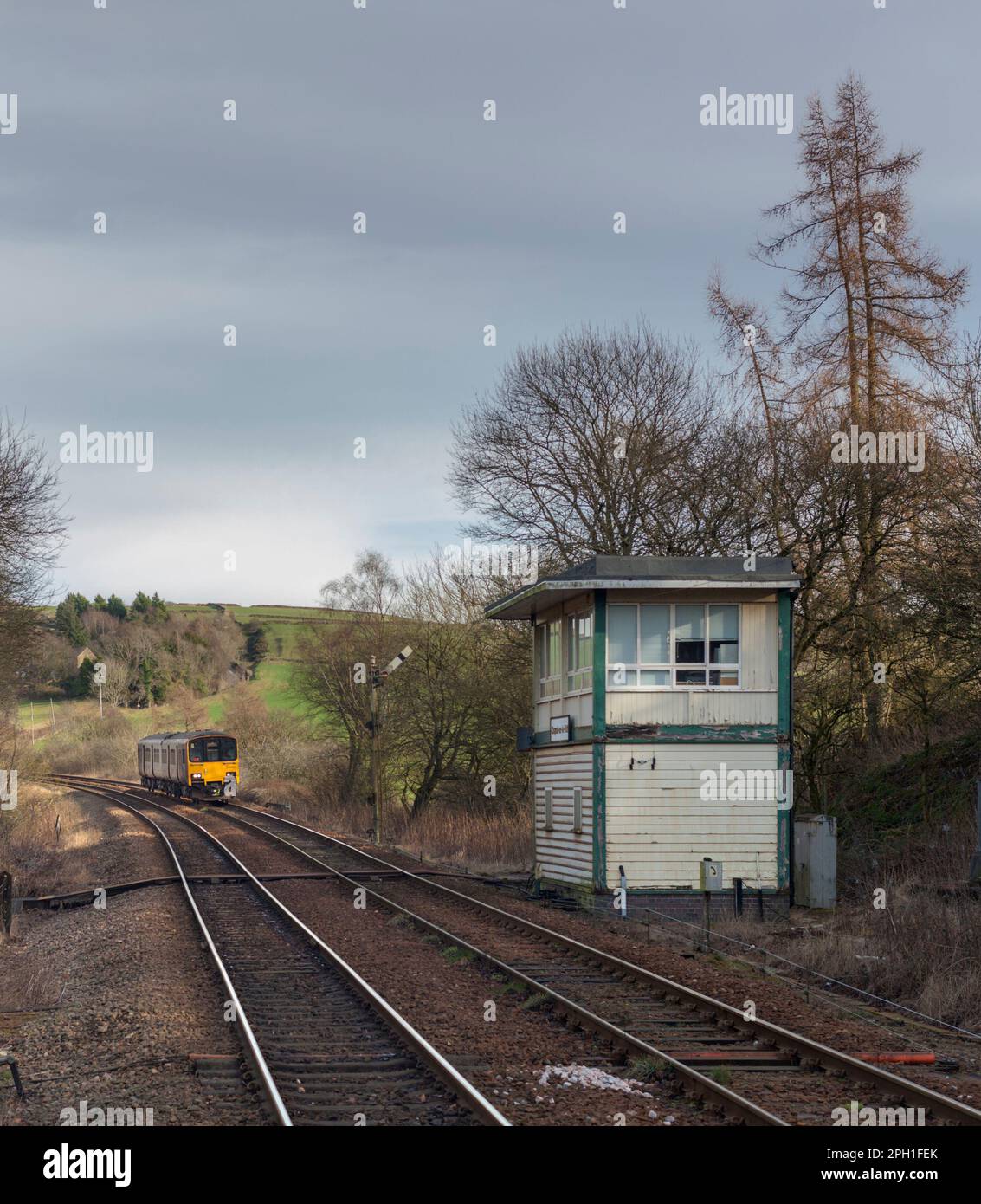 Northern Rail Klasse 150 Diesel-Mehrzweckzug 150102, der an der mechanischen Signalbox und den Semaphorsignalen in Chapel-en-Le-Frith, Derbyshire vorbeifährt Stockfoto