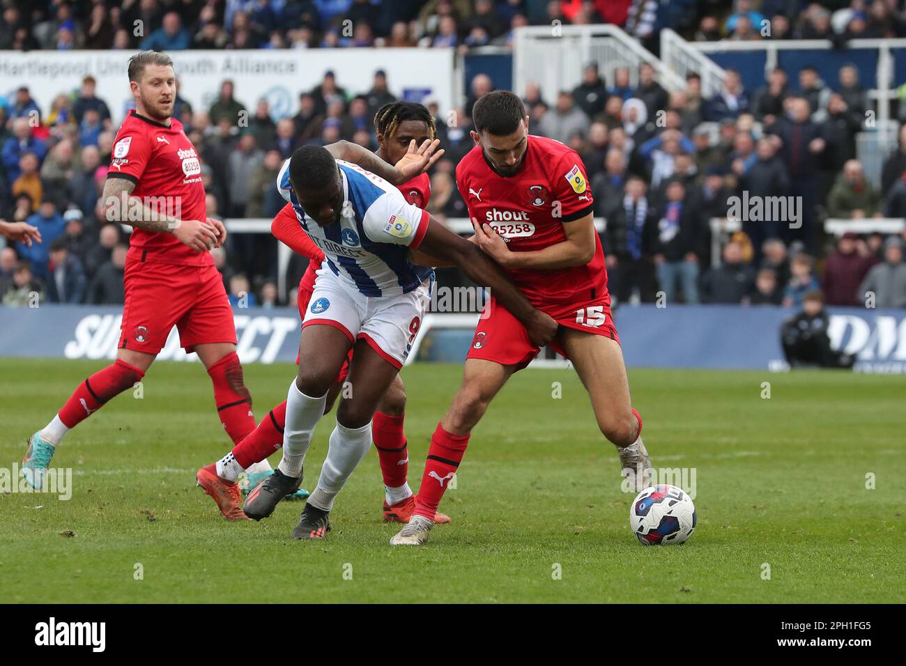 Hartlepool United's Josh Umerah kämpft mit Leyton Orients Idris El Mizouni während des Spiels der Sky Bet League 2 zwischen Hartlepool United und Leyton Orient am Samstag, den 25. März 2023 im Victoria Park, Hartlepool. (Foto: Mark Fletcher | MI News) Stockfoto