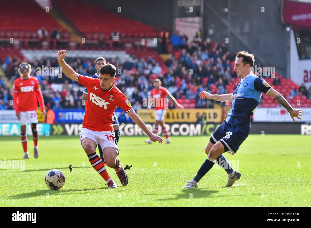 London am Samstag, den 25. März 2023. Albie Morgan von Charlton kämpft am Samstag, den 25. März 2023, um den Besitz von Josh Scowen von Wycombe während des Spiels der Sky Bet League 1 zwischen Charlton Athletic und Wycombe Wanderers im Valley, London. (Foto: Ivan Yordanov | MI News) Guthaben: MI News & Sport /Alamy Live News Stockfoto