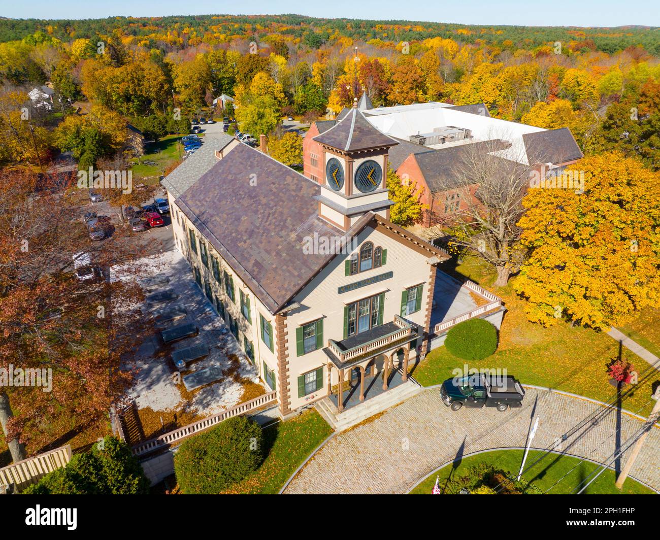 Das Acton Town Hall in der Main Street 472 im historischen Stadtzentrum von Acton, Massachusetts, MA, USA. Stockfoto