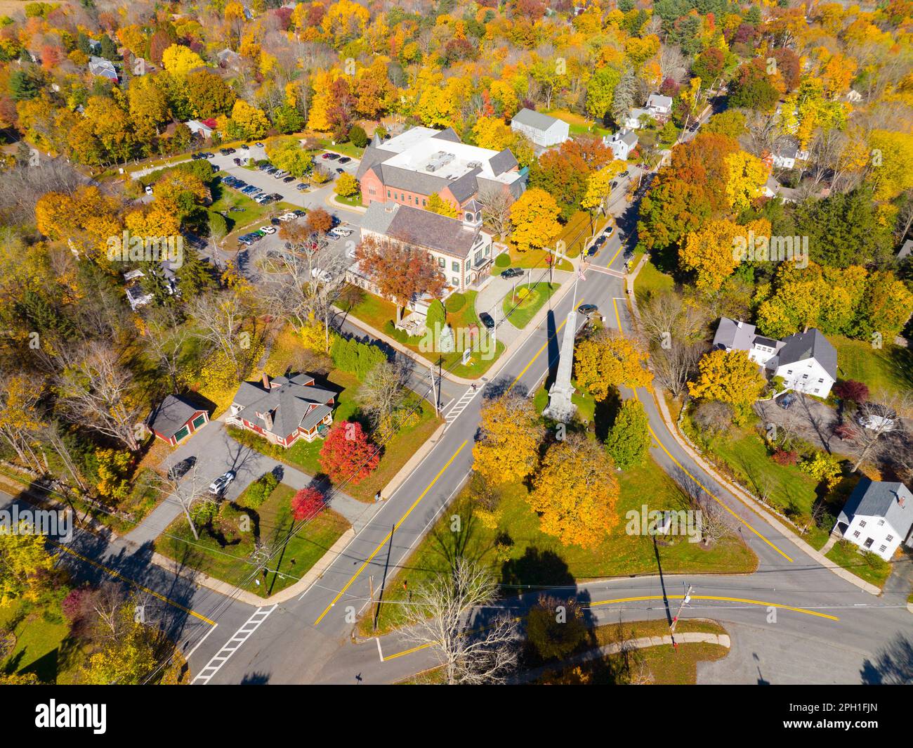 Das historische Stadtzentrum von Acton, Massachusetts, Massachusetts, MA, USA, im Herbst aus der Vogelperspektive von Acton Town Green aus der Vogelperspektive. Stockfoto