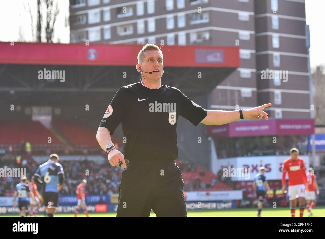 London am Samstag, den 25. März 2023. Schiedsrichter Scott Oldham in Aktion während des Spiels der Sky Bet League 1 zwischen Charlton Athletic und Wycombe Wanderers im The Valley, London, am Samstag, den 25. März 2023. (Foto: Ivan Yordanov | MI News) Guthaben: MI News & Sport /Alamy Live News Stockfoto