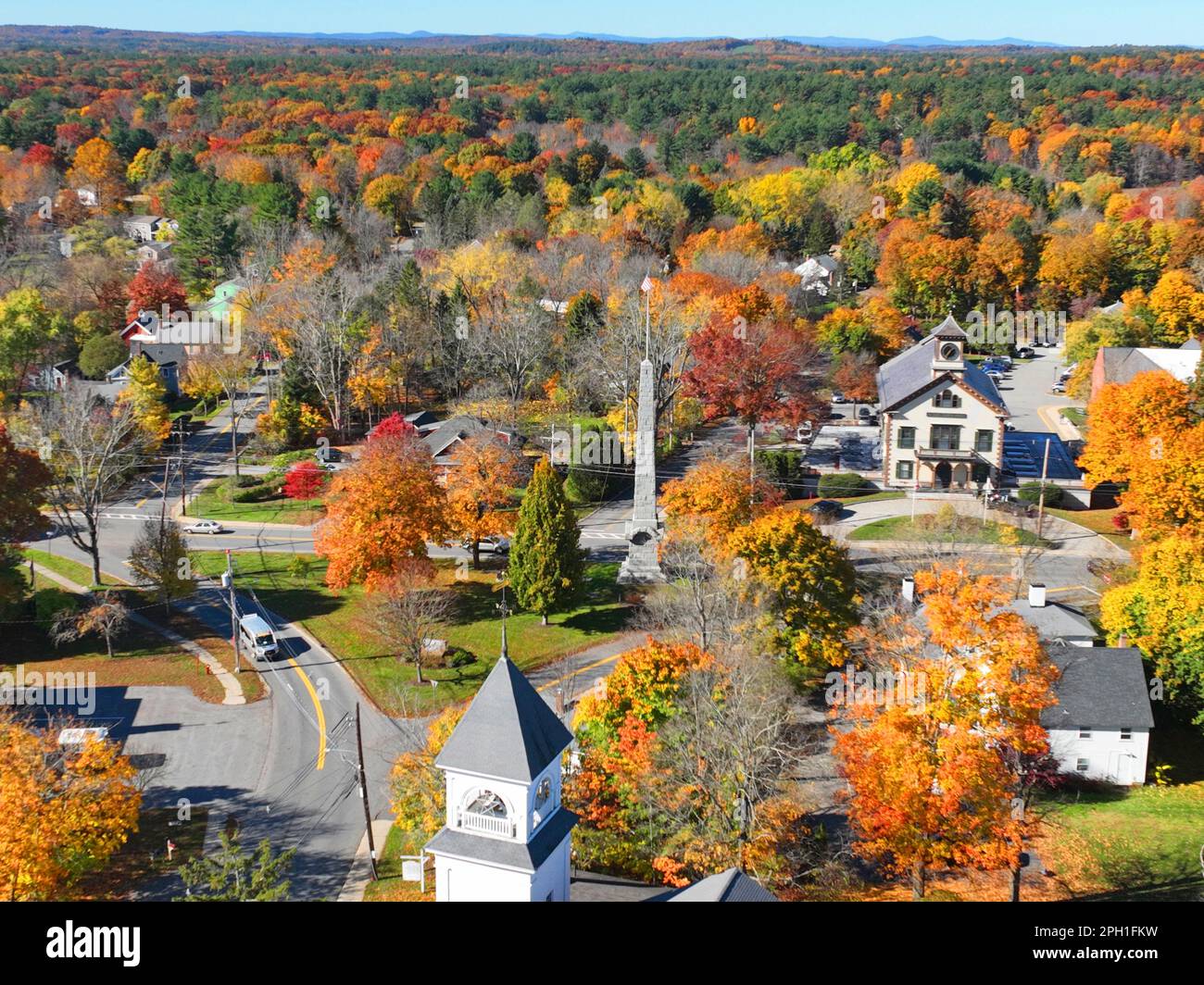 Das historische Stadtzentrum von Acton, Massachusetts, Massachusetts, MA, USA, im Herbst aus der Vogelperspektive von Acton Town Green aus der Vogelperspektive. Stockfoto