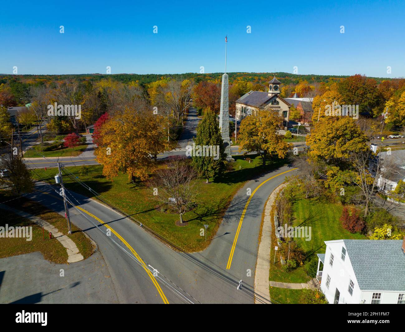 Das historische Stadtzentrum von Acton, Massachusetts, Massachusetts, MA, USA, im Herbst aus der Vogelperspektive von Acton Town Green aus der Vogelperspektive. Stockfoto