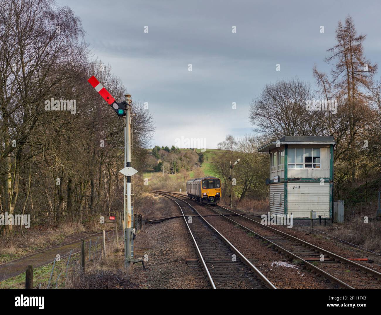 Northern Rail Klasse 150 Diesel-Mehrzweckzug 150102, der an der mechanischen Signalbox und den Semaphorsignalen in Chapel-en-Le-Frith, Derbyshire vorbeifährt Stockfoto