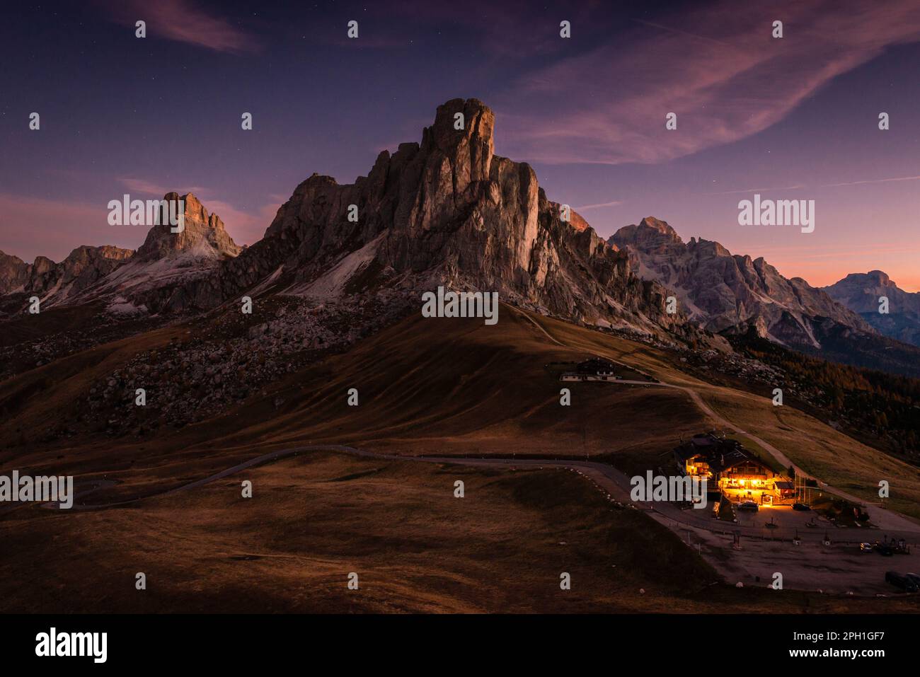 Sunrise on the Giau Pass in the Dolomites with the luminous rock faces of Ra Gusela, Nuvolau, Averau, Tofane, Croda Rossa, Cortina d'Ampezzo Stockfoto