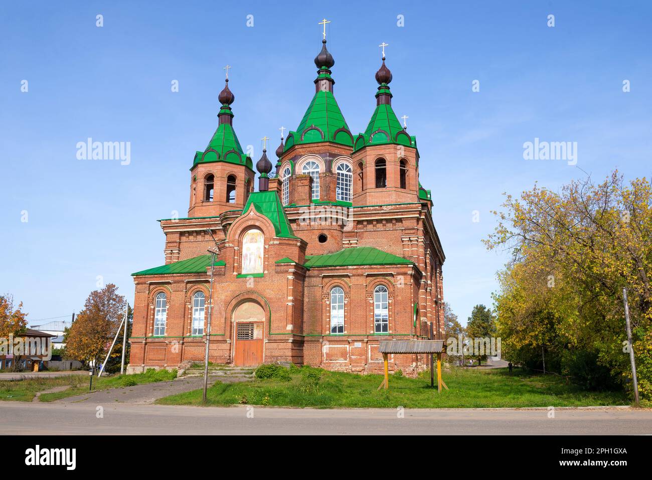 Kathedrale der Tikhvin-Ikone der Mutter Gottes (Alexander-Newski-Kathedrale) an einem sonnigen September-Tag. Makarjew. Region Kostroma, Russland Stockfoto