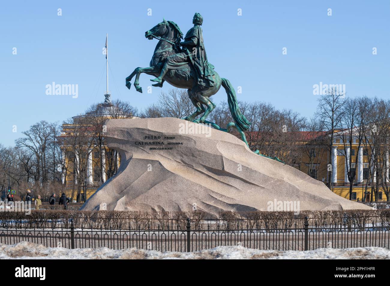 SANKT PETERSBURG, RUSSLAND - 17. MÄRZ 2022: Blick auf das Denkmal für Peter I (den Bronzereiter) an einem sonnigen Märztag Stockfoto
