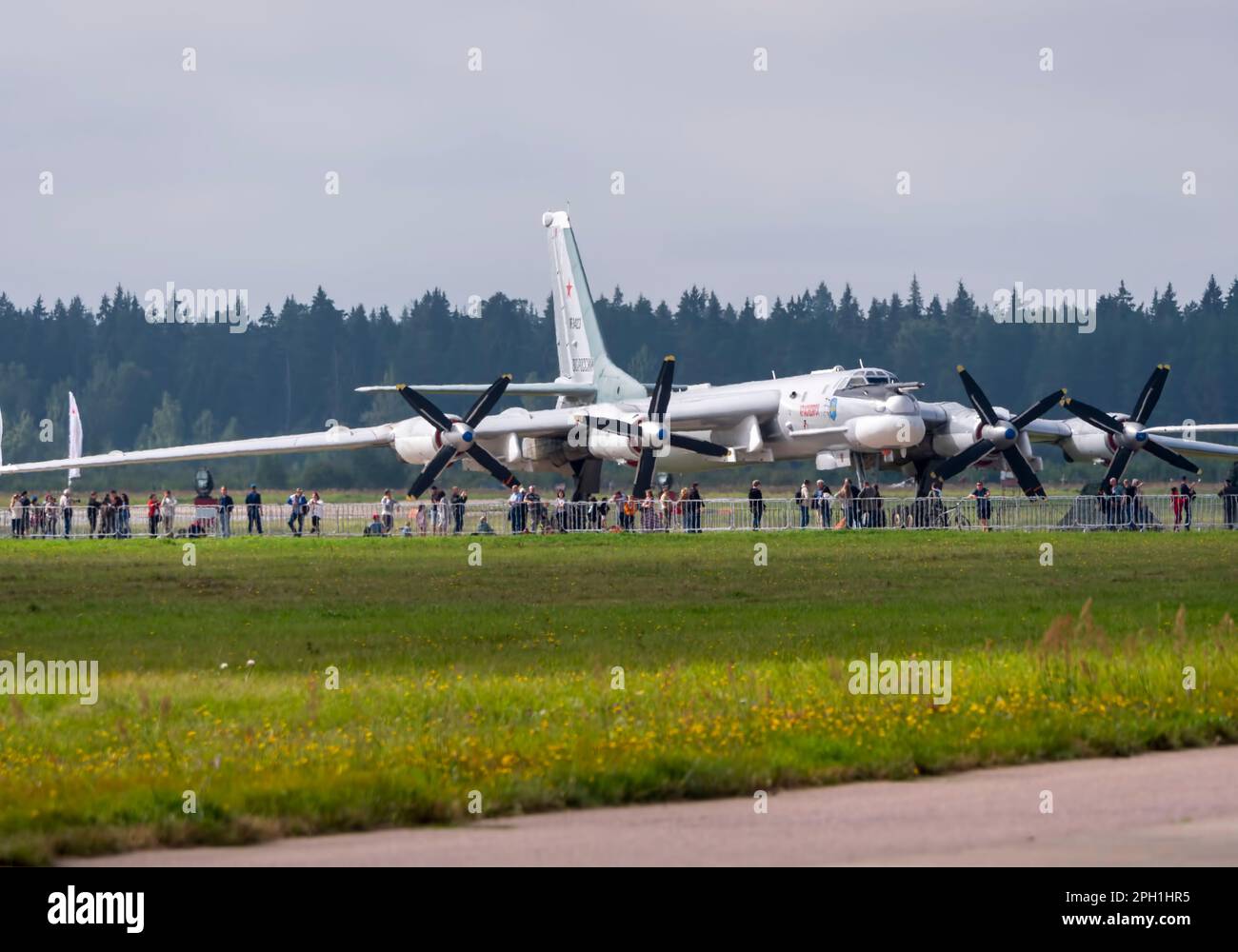 KUBINKA, RUSSLAND - 25. AUGUST 2020: Armee des internationalen militärtechnischen Forums-2020 auf dem Luftstützpunkt Kubinka. TU-95 ist ein großer, viermotoriger Turboprop-p Stockfoto