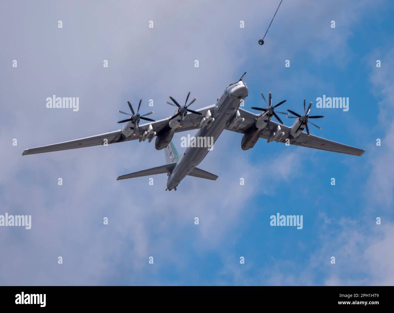 MOSKAU, RUSSLAND - 7. MAI 2021: Avia-Parade in Moskau. Strategische Bomber- und Raketenplattform TU-95 am Himmel auf der Siegesparade im Zweiten Weltkrieg in Mo Stockfoto