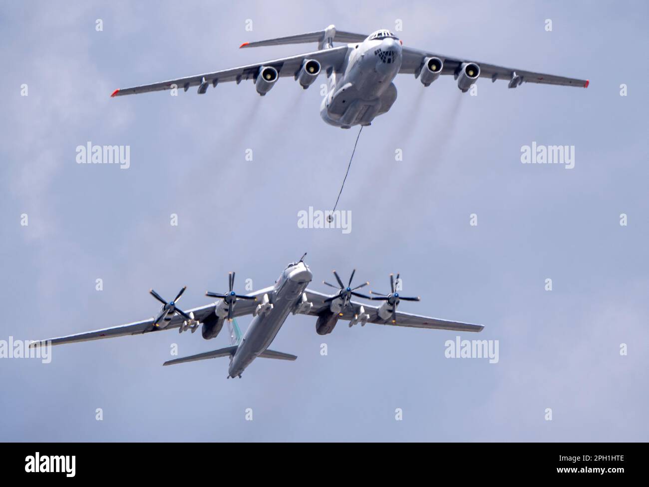 MOSKAU, RUSSLAND - 7. MAI 2021: Avia-Parade in Moskau. Tanker Iljuschin Il-78 und strategische Bomber- und Raketenplattform TU-95 am Himmel auf Parade von Vic Stockfoto