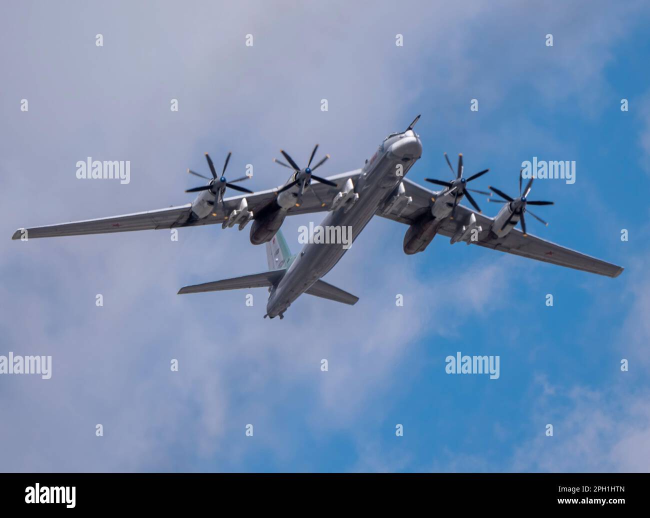 MOSKAU, RUSSLAND - 7. MAI 2021: Avia-Parade in Moskau. Strategische Bomber- und Raketenplattform TU-95 am Himmel auf der Siegesparade im Zweiten Weltkrieg in Mo Stockfoto