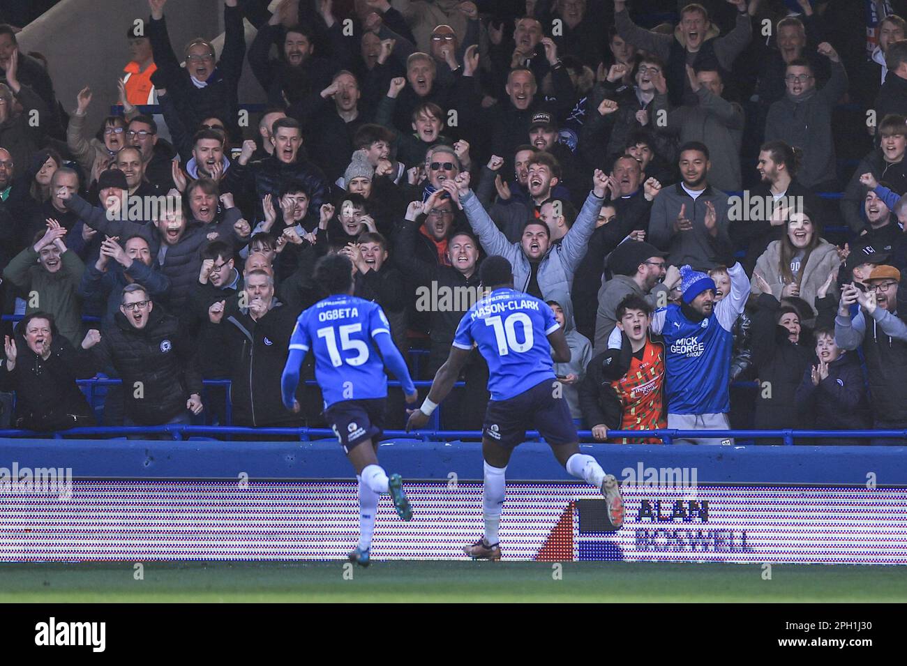 Peterborough-Fans feiern, dass Ephron Mason-Clark #10 von Peterborough United beim Sky Bet League 1-Spiel Peterborough vs Derby County im Weston Homes Stadium, Peterborough, Großbritannien, am 25. März 2023 (Foto von Mark Cosgrove/News Images) am 3./25. März 1-0 2023 in Peterborough, Großbritannien, einen Sieg erzielt. (Foto: Mark Cosgrove/News Images/Sipa USA) Stockfoto