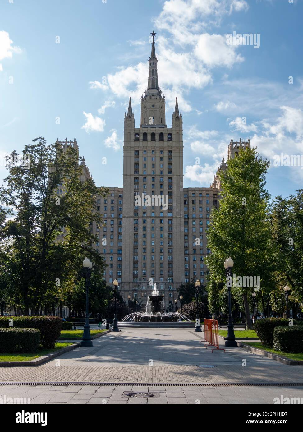 Russland. Moskau. 18. August 2022. Das Gebäude der Wolkenkratzer am Kudrinskaya-Platz. Stockfoto