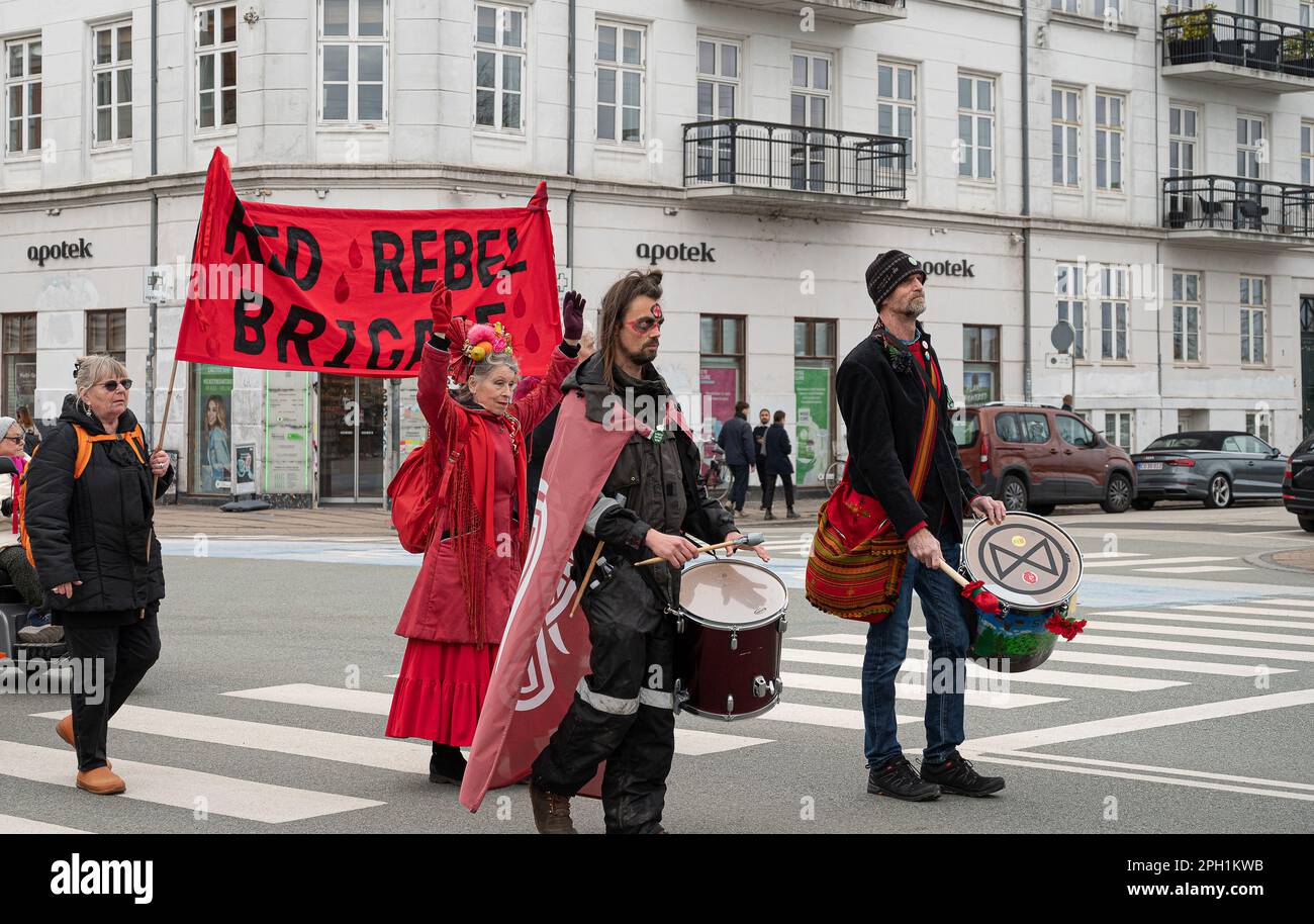 Kopenhagen, Dänemark, 25. März 2023, Extinction Rebellion protesters and the Red Rebbel Brigade marschieren durch die Straßen von Kopenhagen, Credit: Stig Alenas/Alamy live News Stockfoto