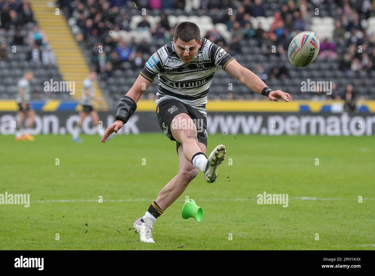 Jake Clifford #7 vom Hull FC nimmt den Conversion-Kick an und erzielt in der zweiten Hälfte des Spiels der Betfred Super League Round 6 im Spiel Hull FC gegen Leigh Leopards im MKM Stadium, Hull, Großbritannien, 25. März 2023 (Foto von James Heaton/News Images) 12-22 Punkte. Stockfoto