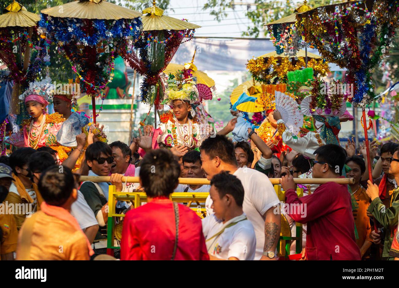 Junge Shan-Jungs, die als Sang Long in bunten Kostümen bezeichnet werden, werden während einer Prozessparade im Rahmen des Poy Sang Long Festivals getragen, einer rituellen Feier buddhistischer Novizisten im Wat Ku Tao Tempel. POY Sang Long ist eine buddhistische Ortungszeremonie für Anfänger des Shan-Volkes, die auch als Tai-Yai-Stamm in Myanmar und im nördlichen Teil Thailands bezeichnet wird, aber anders als jede andere Zeremonie dieser Art im Land. Junge Jungen im Alter zwischen sieben und 14 Jahren, bekannt als die „Crystal Sons“, werden als Anfänger geweiht, um die buddhistischen Doktrinen zu erlernen, um Verdienste für ihre Eltern und Familien zu erlangen. Stockfoto