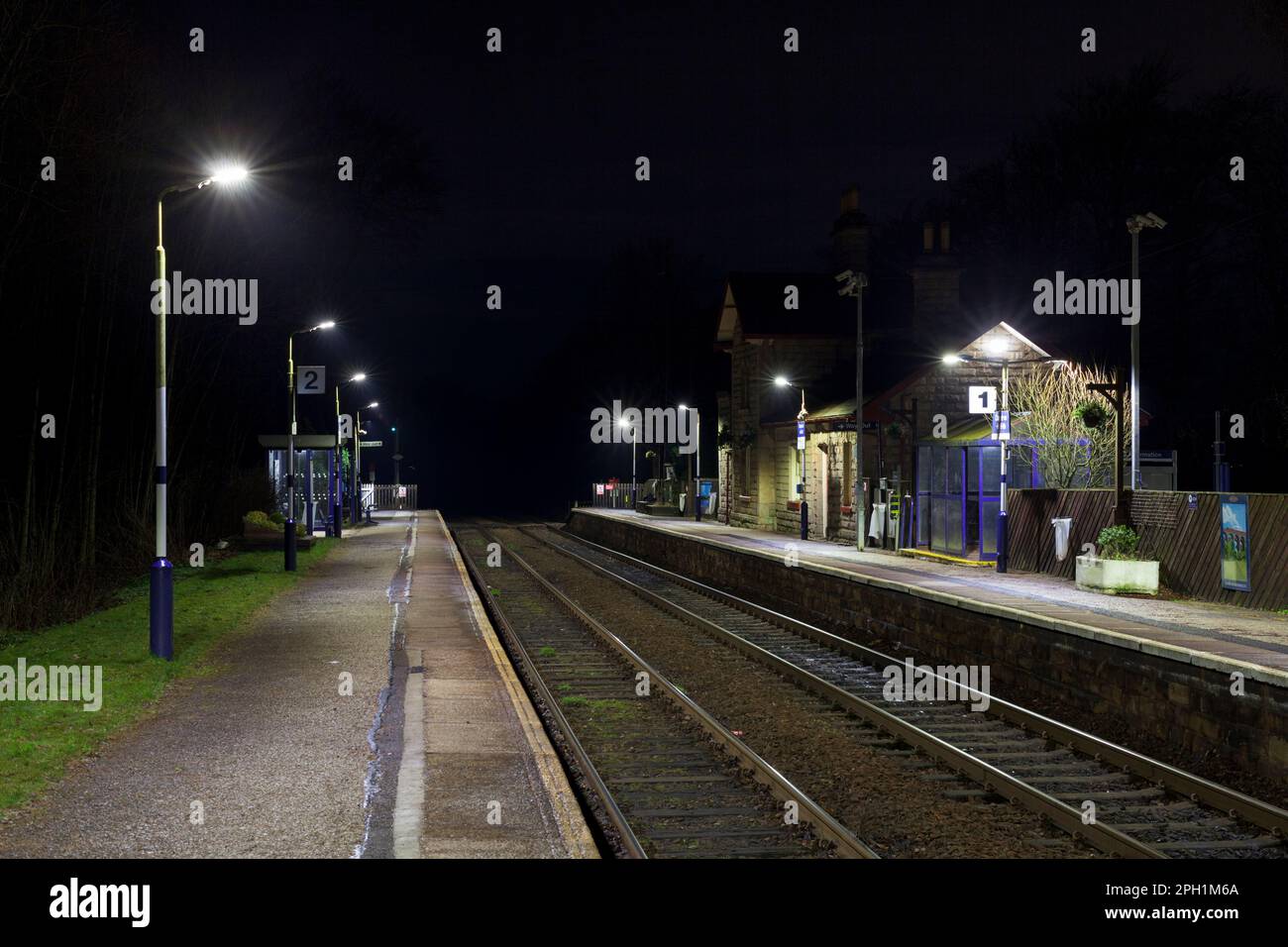 Bahnhof Chapel-en-Le-Frith auf der Buxton-Linie, Derbyshire, Großbritannien bei Nacht Stockfoto