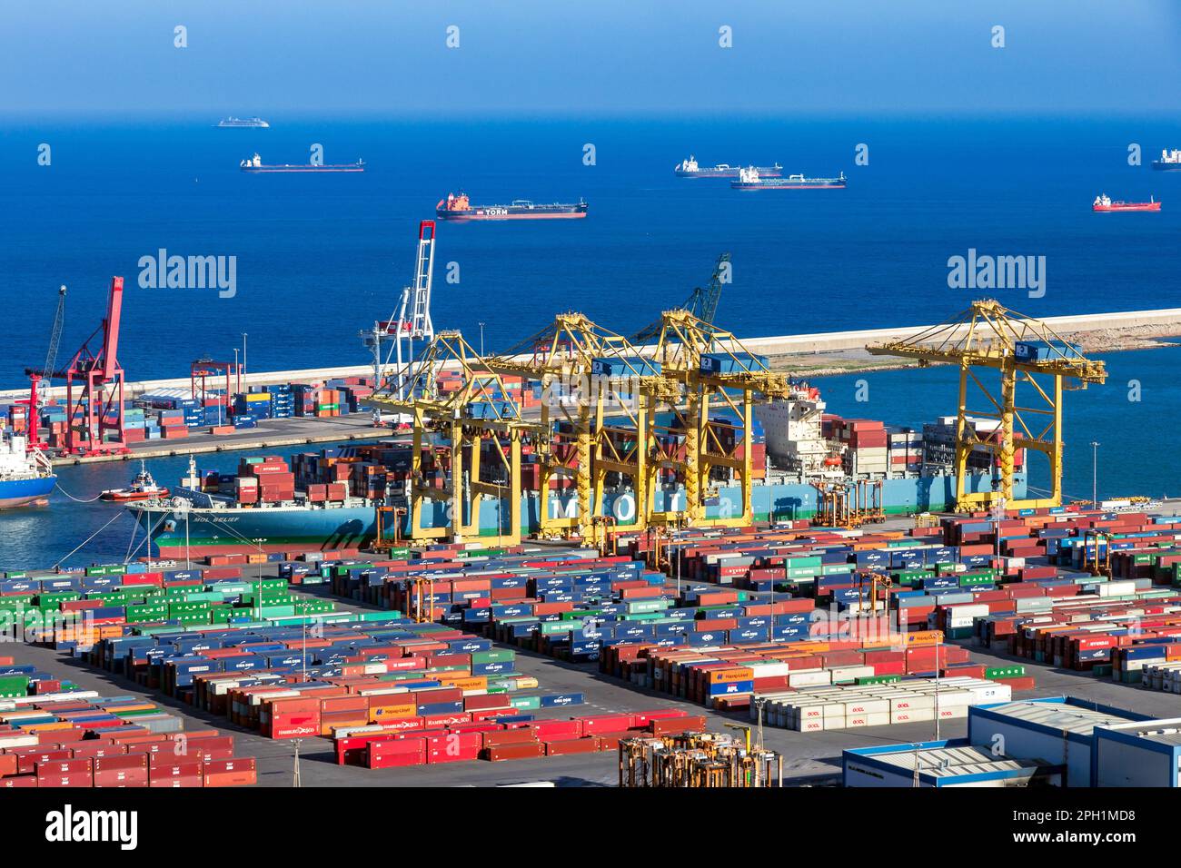 Die Schifffahrt im Hafen von Barcelona und die Schiffe im Mittelmeer im Hintergrund. Barcelona, Spanien - 21. Mai 2016 Stockfoto