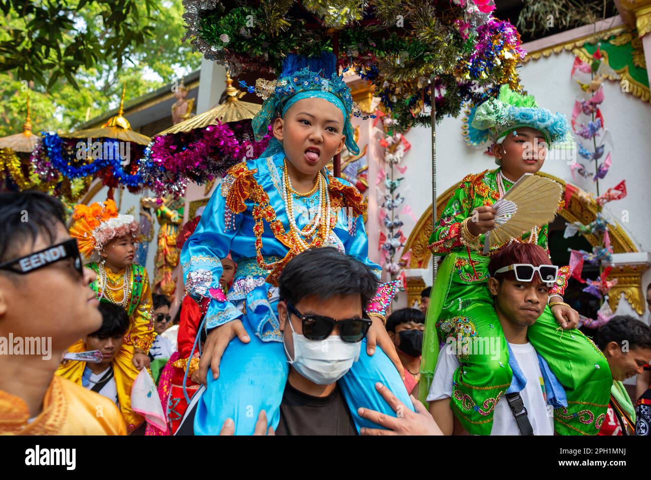 Junge Shan-Jungs, die als Sang Long in bunten Kostümen bezeichnet werden, während einer Prozessionsparade im Rahmen des Poy Sang Long Festivals, einer rituellen Feier buddhistischer Novizisten im Wat Ku Tao Tempel. POY Sang Long ist eine buddhistische Ortungszeremonie für Anfänger des Shan-Volkes, die auch als Tai-Yai-Stamm in Myanmar und im nördlichen Teil Thailands bezeichnet wird, aber anders als jede andere Zeremonie dieser Art im Land. Junge Jungen im Alter zwischen sieben und 14 Jahren, bekannt als die „Crystal Sons“, werden als Anfänger geweiht, um die buddhistischen Doktrinen zu erlernen, um Verdienste für ihre Eltern und Familien zu erlangen. (Foto von Stockfoto