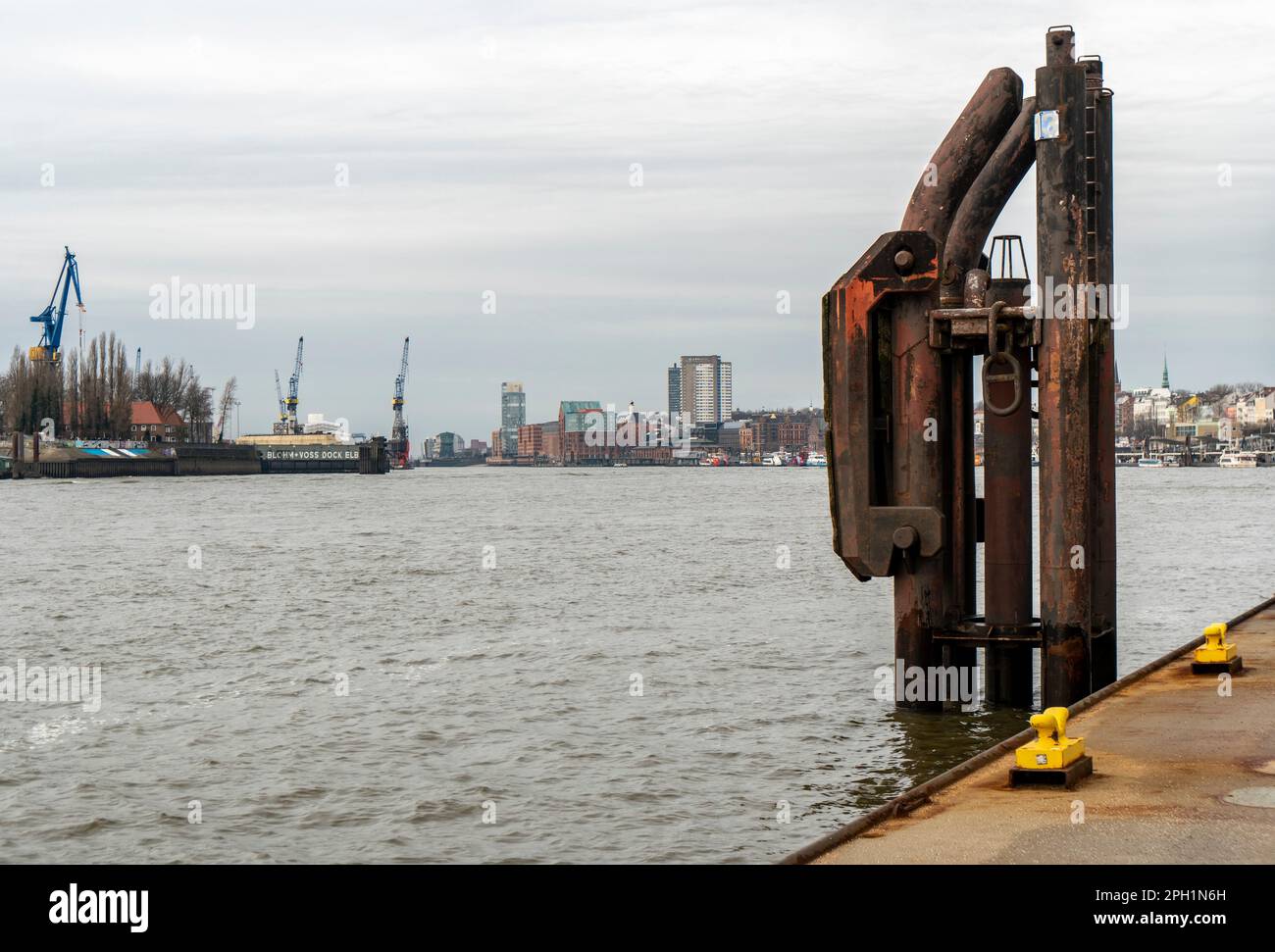 Blick auf den westlichen Teil des Hafens von Hamburg, Deutschland, 5. Februar 2023. (CTK Photo/Mundl Richard) Stockfoto