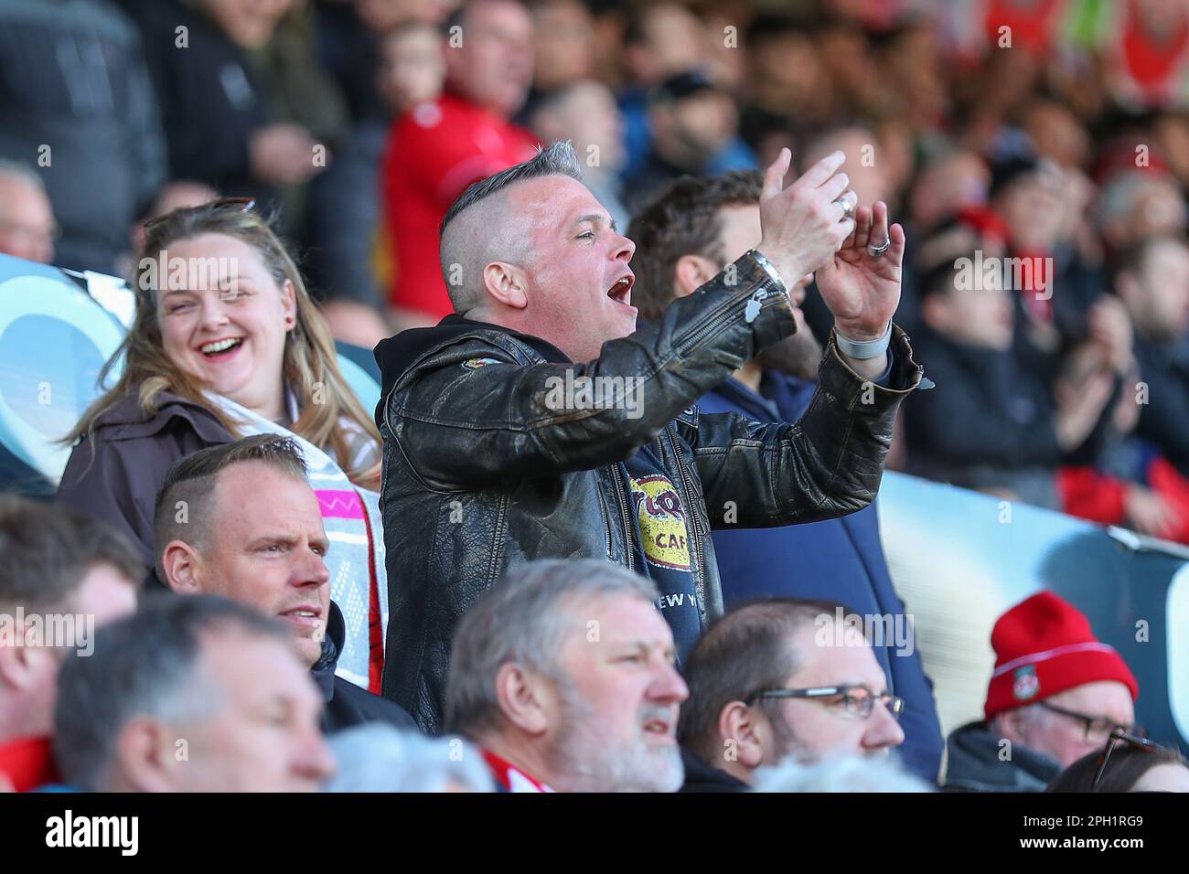 Ein Wrexham-Fan singt während des Vanarama National League-Spiels Wrexham gegen York City auf dem Rennplatz, Wrexham, Großbritannien, 25. März 2023 (Foto: Gareth Evans/News Images) Stockfoto