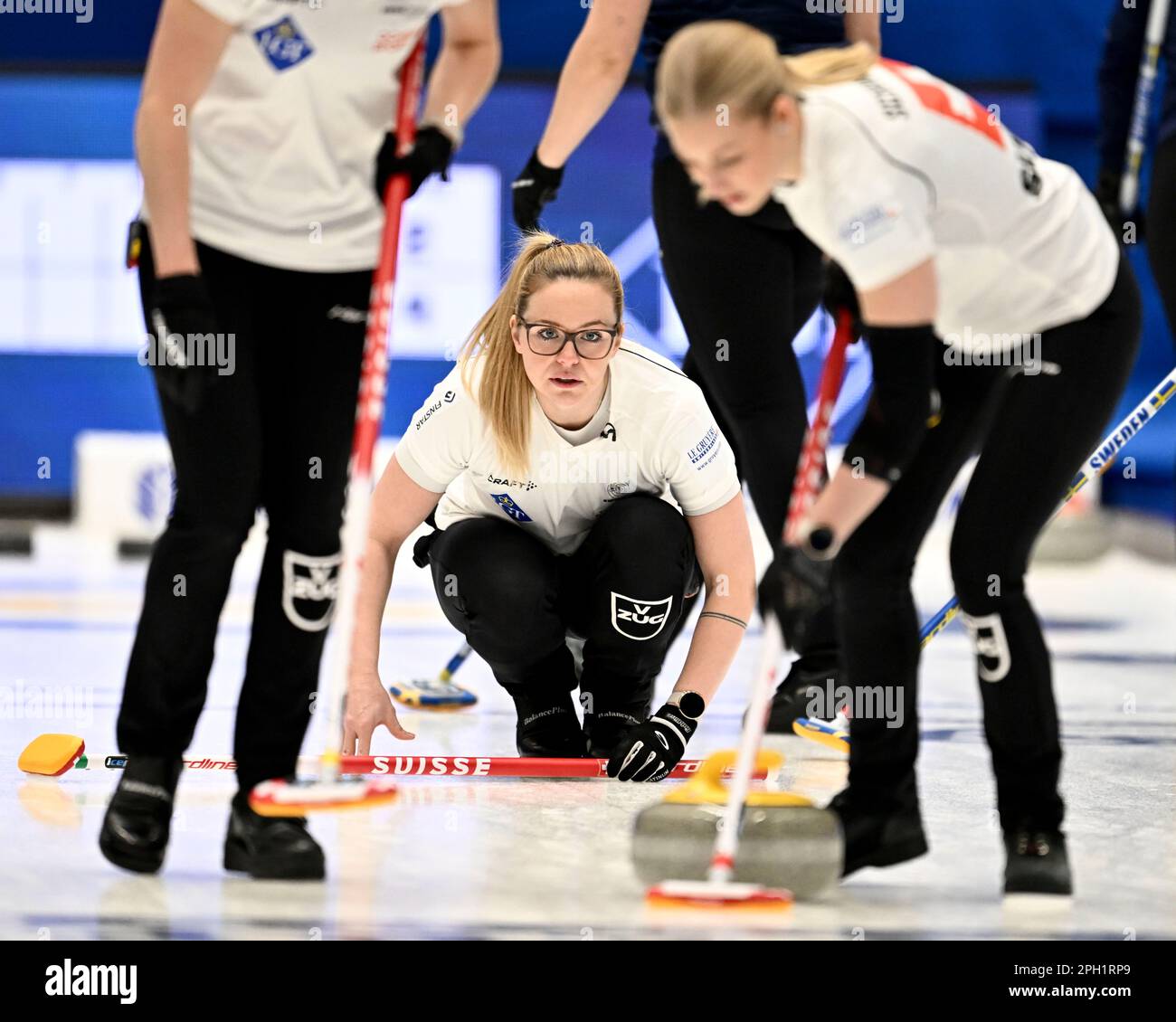 Alina Pätz, Schweiz, in Aktion während des Spiels zwischen Schweden und der Schweiz im Halbfinale der LGT World Women’s Curling Championshi Stockfoto