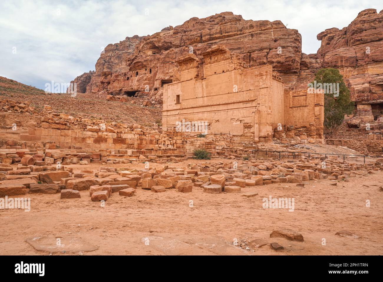 Überreste des Qasr Al Bint Tempels in Petra, Jordanien, Hintergrund der felsigen Berge Stockfoto