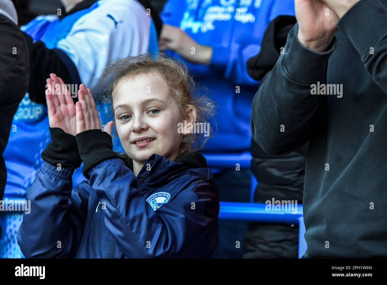 Peterborough, Großbritannien. 25. März 2023. Ein junger Fan applaudiert den Spielern am Spielende während des Spiels Sky Bet League 1 zwischen Peterborough und Derby County in der London Road, Peterborough, am Samstag, den 25. März 2023. (Foto: Kevin Hodgson | MI News) Guthaben: MI News & Sport /Alamy Live News Stockfoto