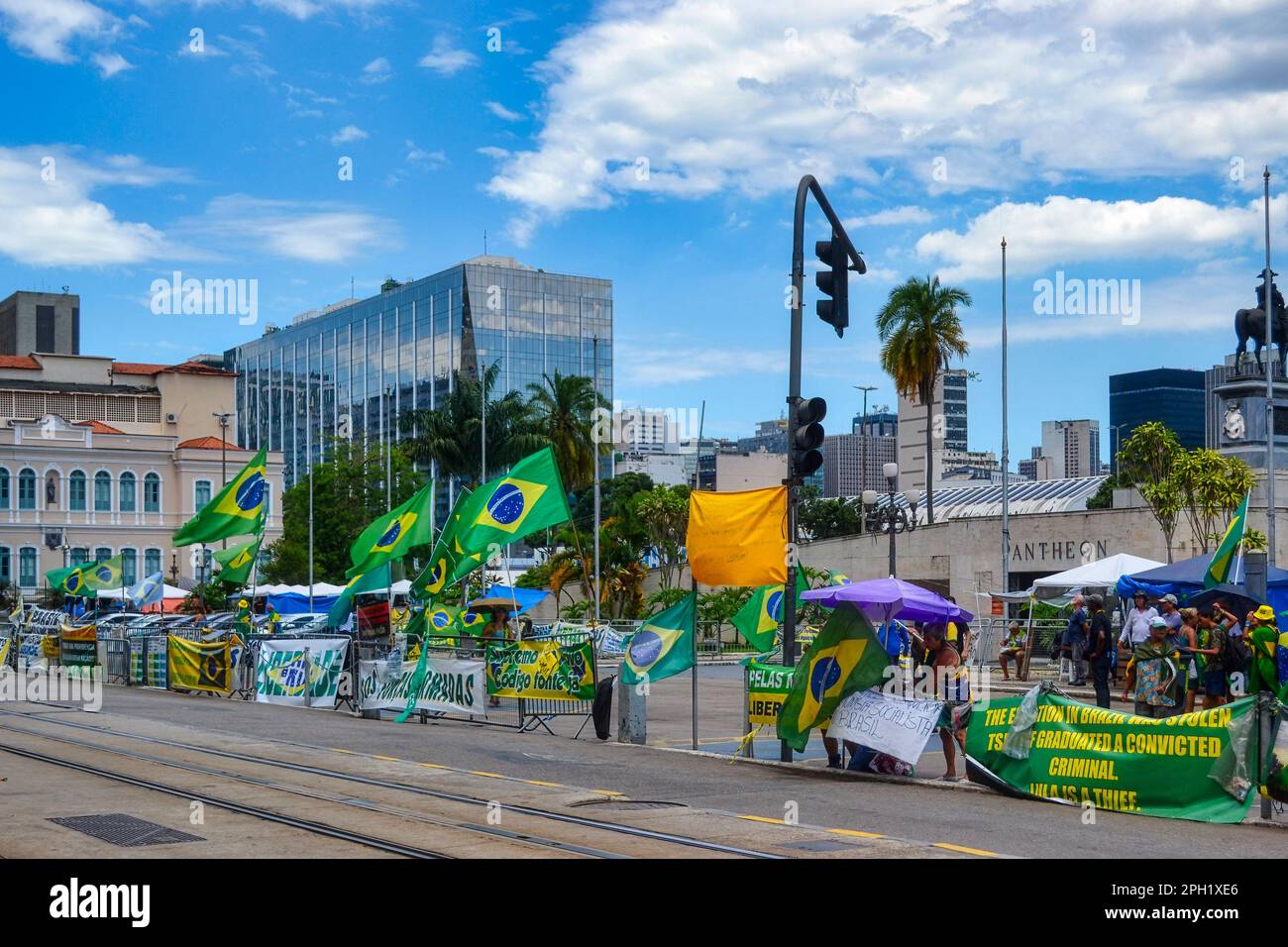 Rio de Janeiro, Brasilien - 3. Januar 2023: Menschen protestieren gegen den Wahlsieg von Luiz Ignacio Lula da Silva. Sie haben Schilder für Jair Bolson Stockfoto