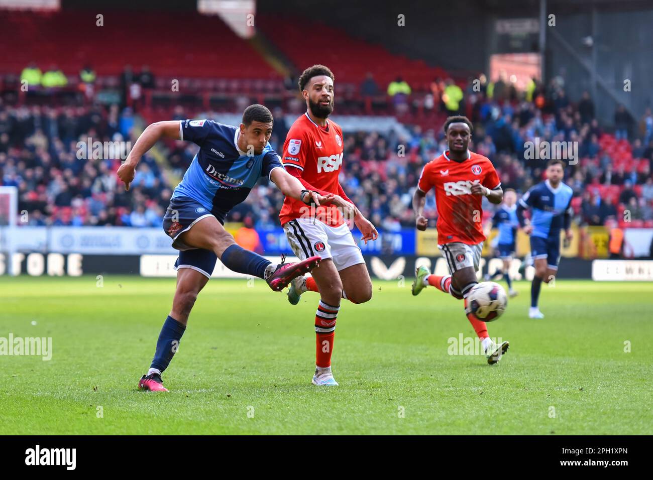 London am Samstag, den 25. März 2023. Chris Forino-Joseph von Wycombe schießt am Samstag, den 25. März 2023, beim Spiel der Sky Bet League 1 zwischen Charlton Athletic und Wycombe Wanderers im Valley, London, ein Tor. (Foto: Ivan Yordanov | MI News) Guthaben: MI News & Sport /Alamy Live News Stockfoto