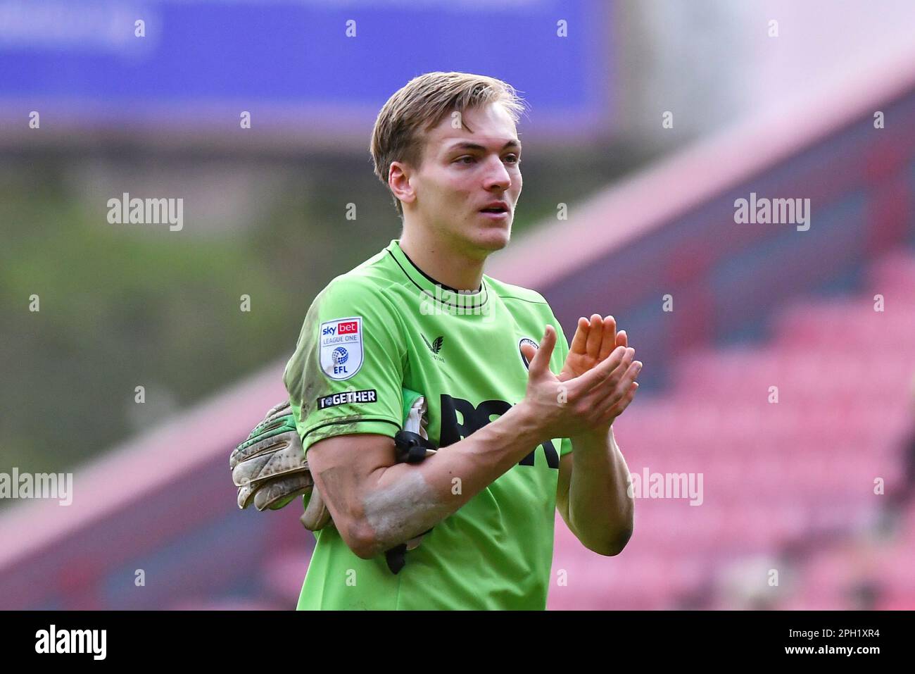 London am Samstag, den 25. März 2023. Ashley Maynard-Brewer von Charlton applaudiert den Fans nach dem Sky Bet League 1-Spiel zwischen Charlton Athletic und Wycombe Wanderers im The Valley, London, am Samstag, den 25. März 2023. (Foto: Ivan Yordanov | MI News) Guthaben: MI News & Sport /Alamy Live News Stockfoto