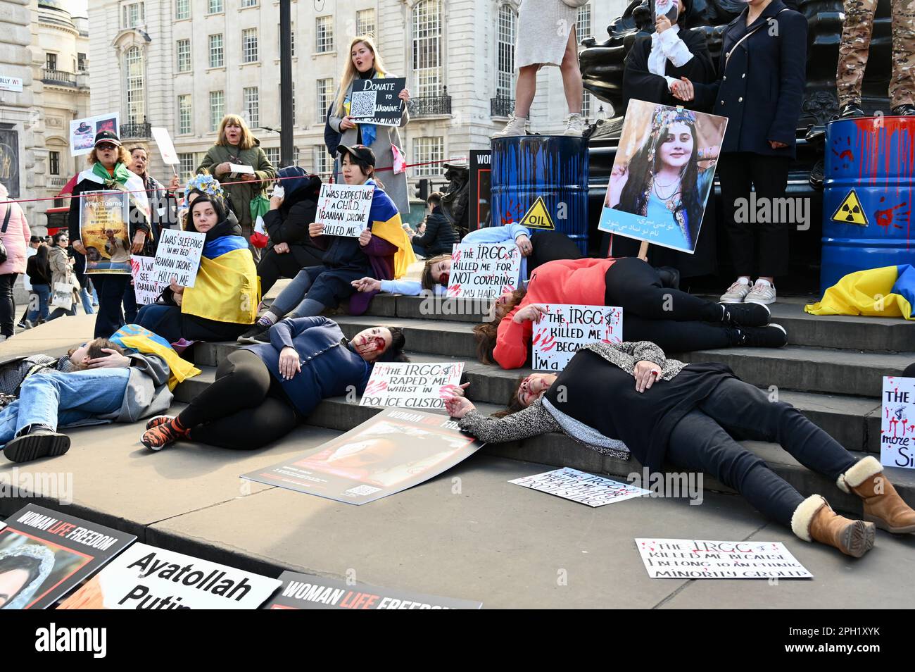 London, Großbritannien. Zwei Organisationen, Stage of Freedom und Women Fight 4UA, trafen sich bei einer Kundgebung im Piccadilly Circus und forderten Freiheit für den Iran und ein Ende der russischen Invasion in der Ukraine. Kredit: michael melia/Alamy Live News Stockfoto