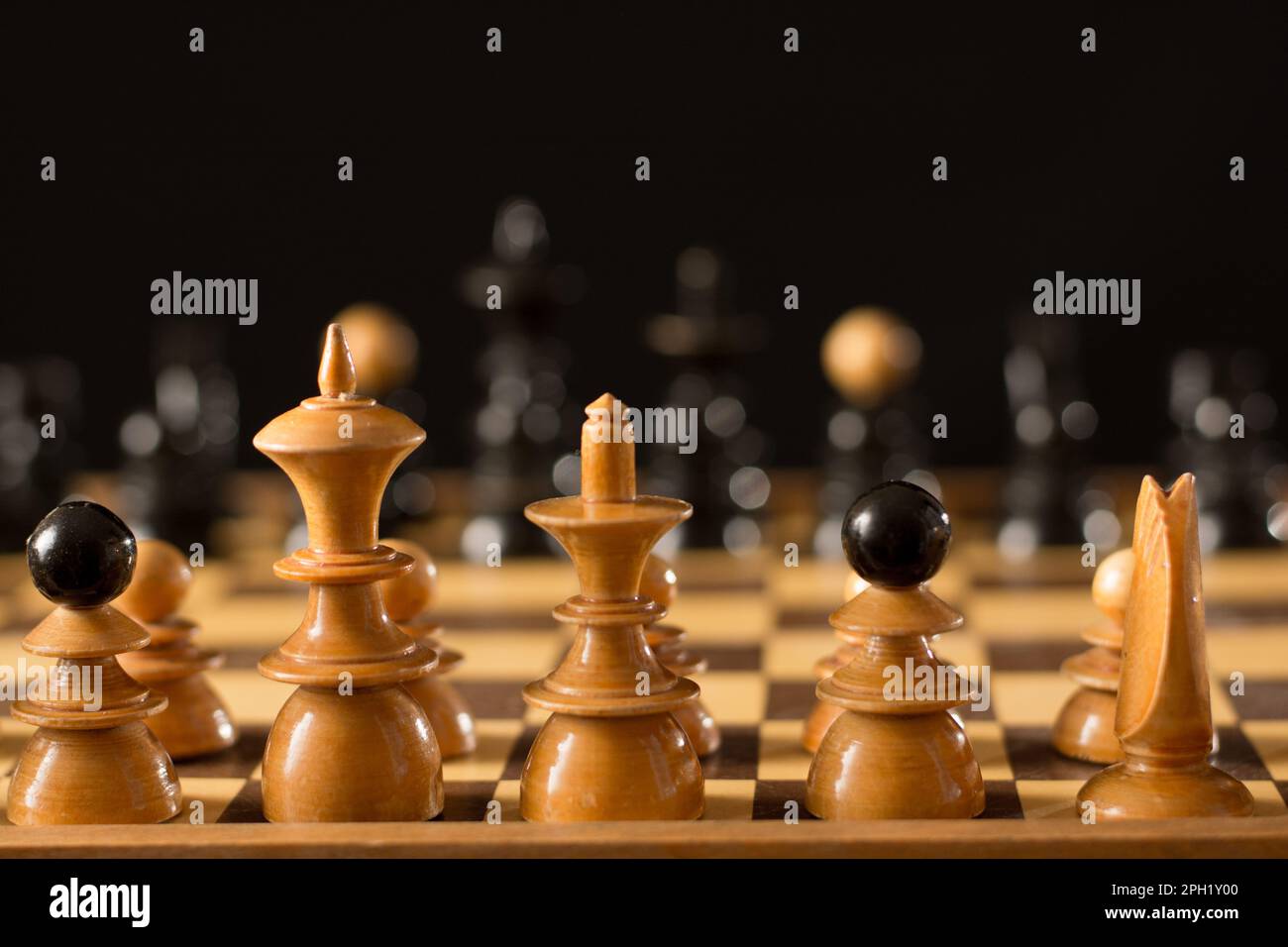 Retro-Schach und Schachbrett im Dunkeln. Stockfoto