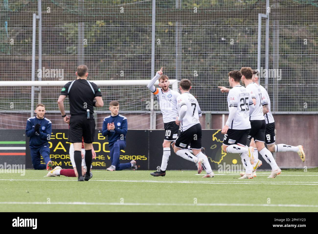 Ochilview Park, Stenhousemuir, Schottland, Vereinigtes Königreich, 25. März 2023. Craig Slater trifft für Forfar, um das Spiel in der 57. Minute der 2. Halbzeit auf ein Level zu bringen. Kredit: Raymond Davies / Alamy Live News Stockfoto