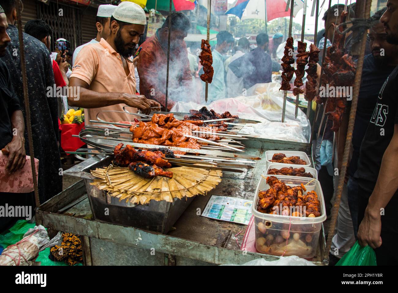 Bangladesch. 24. März 2023. Bangladesch Verkäufer verkaufen Iftars Artikel in Chawkbazar am ersten Tag des heiligen muslimischen Monats Ramadan. Jedes Jahr ist in der Altstadt von Dhaka ein traditioneller Iftar-Markt für fast 400 Jahre geöffnet. (Kreditbild: © Md Noor Hossain/Pacific Press via ZUMA Press Wire) NUR REDAKTIONELLE VERWENDUNG! Nicht für den kommerziellen GEBRAUCH! Stockfoto