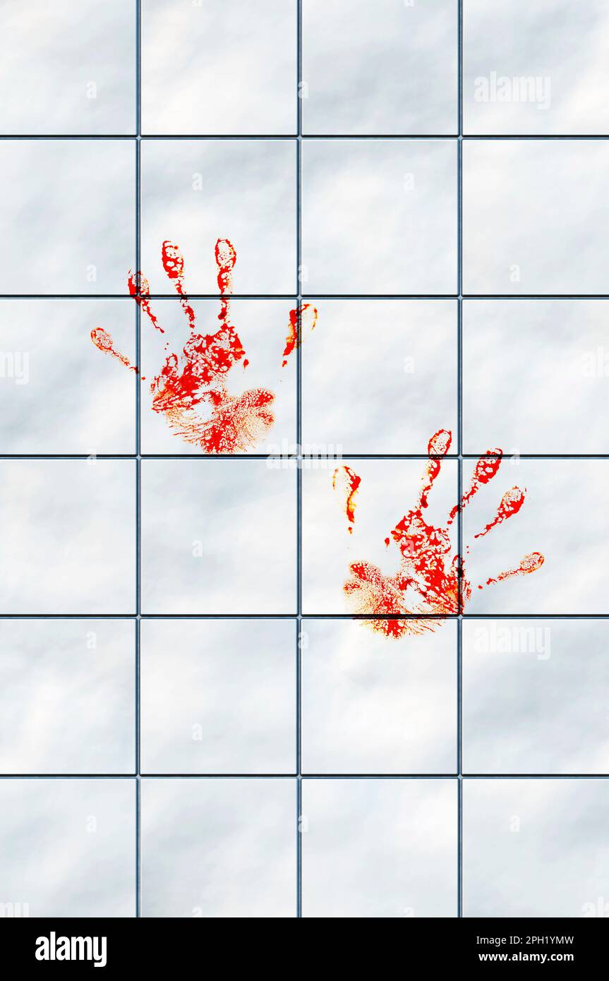 Blutiger Abdruck in Form von Händen, blutige Hände über kontrastierenden weißen Wänden Stockfoto