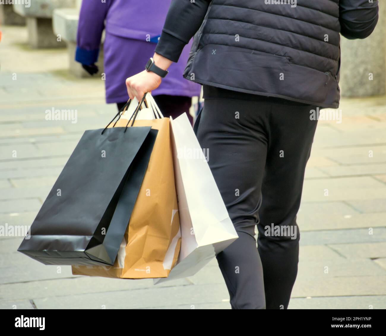 Einkaufsbummel sah Einkaufstüten auf der Buchanan Street, der stilvollen Meile und der Einkaufshauptstadt Schottlands. Stockfoto