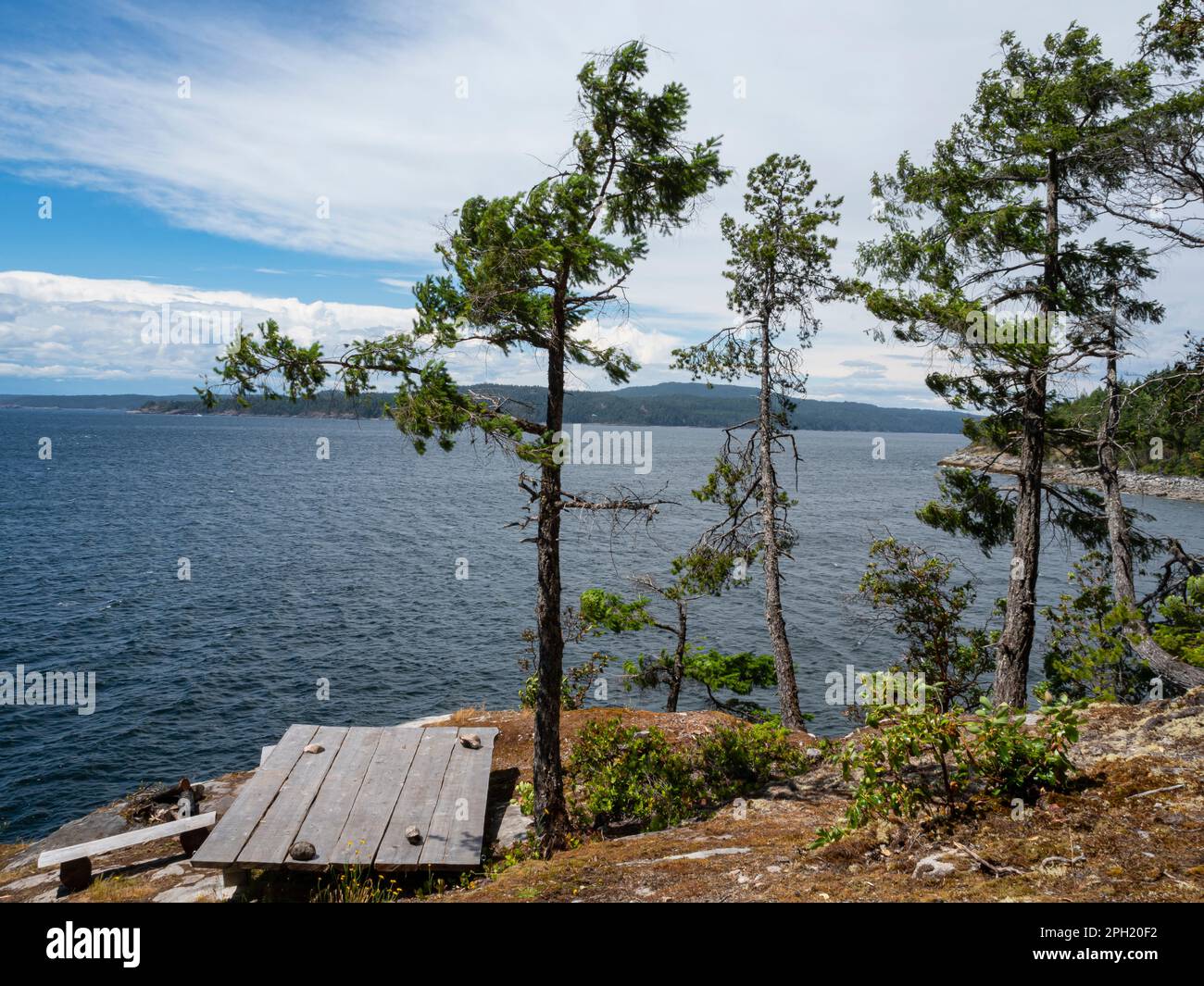 BC00661-00... BRITISH COLUMBIA - Zeltplattform, entworfen für selbststehende Zelte am Sarah Point, dem nördlichen Ende des Sunshine Coast Trail. Stockfoto