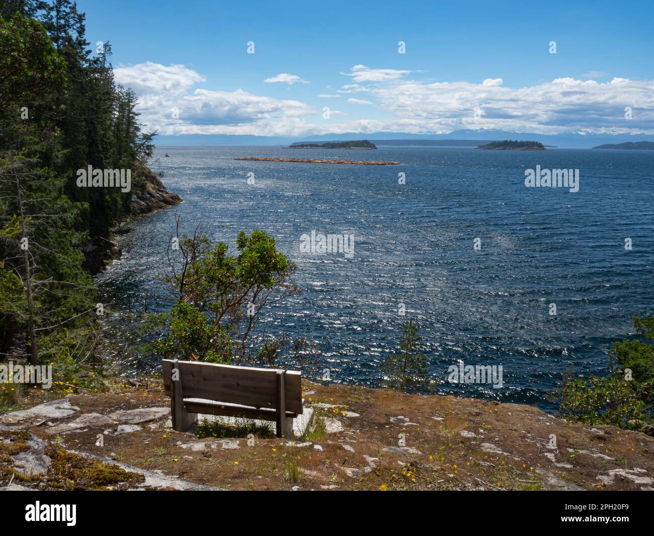 BC00662-00...BRITISH COLUMBIA - Ein Ort, um zu sitzen und die vorbeifahrenden Boote oder den Sonnenuntergang am Sarah Point, Sunshine Coast Trail, zu beobachten. Stockfoto