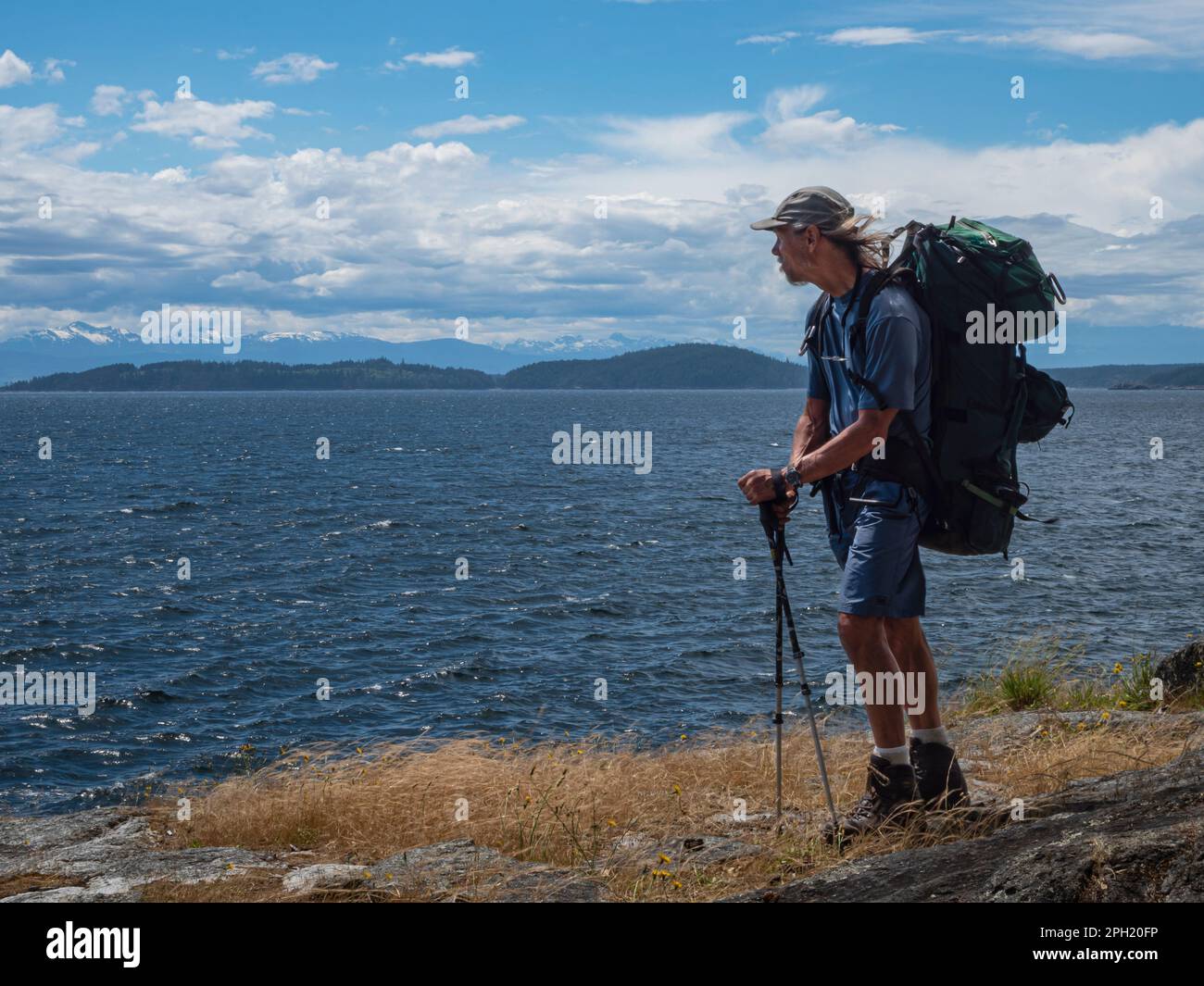 BC00664-00...BRITISH COLUMBIA - Hiker am Sarah Point, Beginn des Sunshine Coast Trail am nördlichen Ende Stockfoto