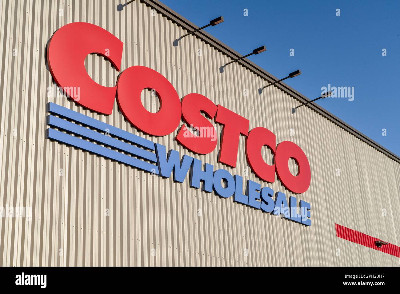 Timnath, CO, USA - 18. März 2023: Fassadenschild von Costco Wholesale - nur für Mitglieder geeignetes Lager, das eine große Vielfalt an Artikeln verkauft, einschließlich Großpackungen, Stockfoto