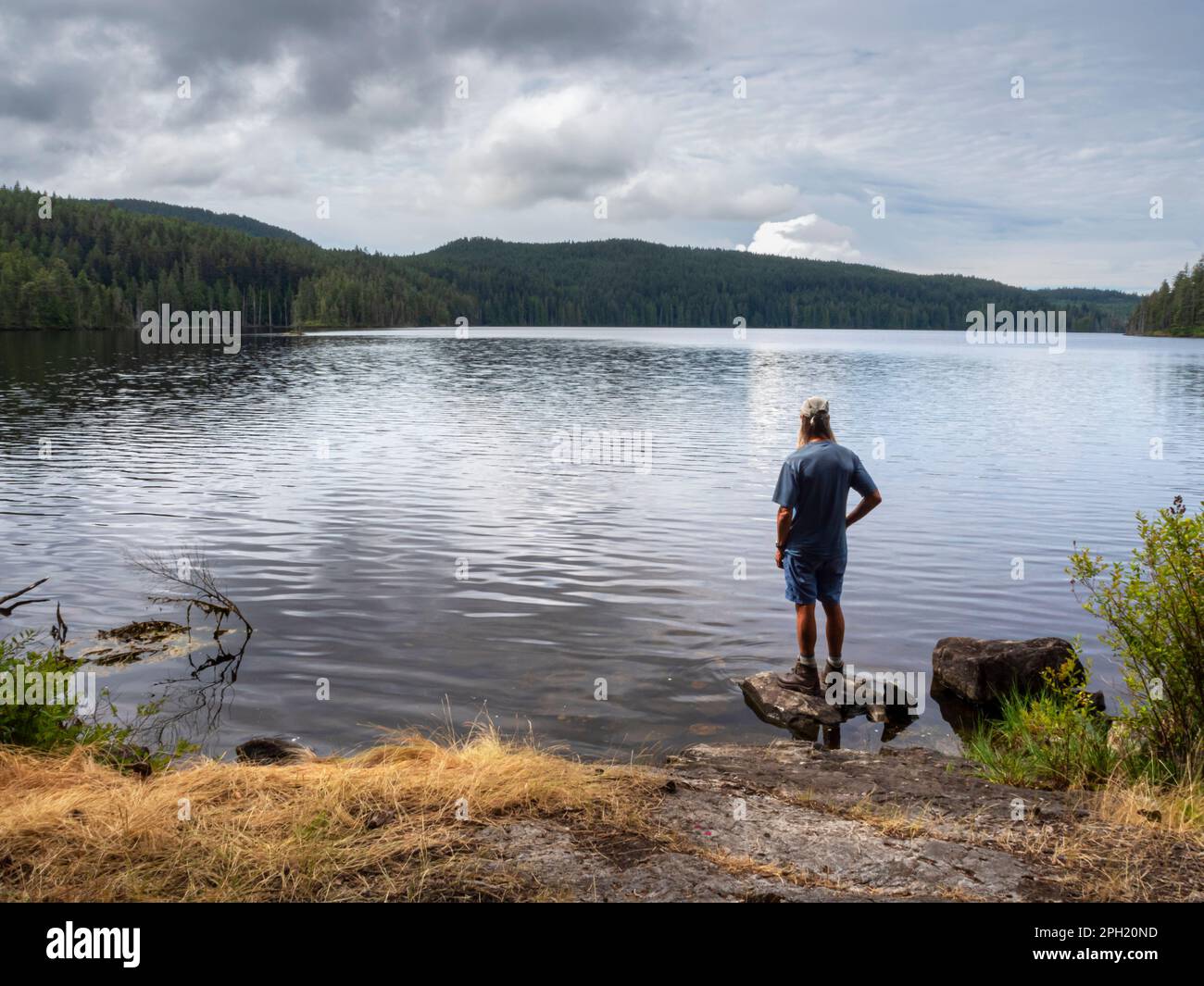 BC00679-00...BRITISH COLUMBIA - Wanderung auf dem Sunshine Coast Trail mit Blick auf den Sliammon Lake. Stockfoto