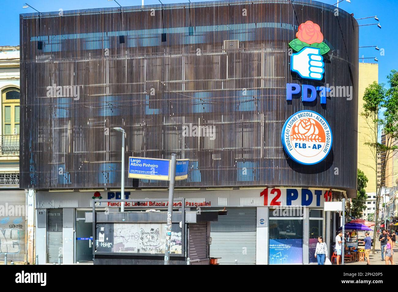Rio de Janeiro, Brasilien - 3. Januar 2023: Logo der demokratischen Labour Party (PDT) in einer Gebäudefassade Stockfoto