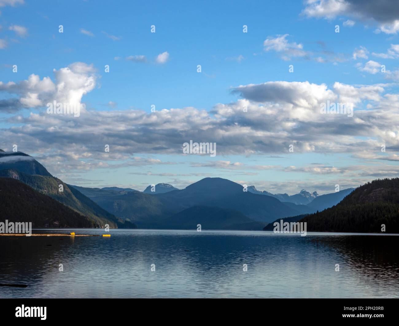 BC00686-00...BRITISH COLUMBIA - früher Morgen in Mowat Bay am Powell Lake, in der Nähe der Stadt Townsite am Sunshine Coast Trail. Stockfoto