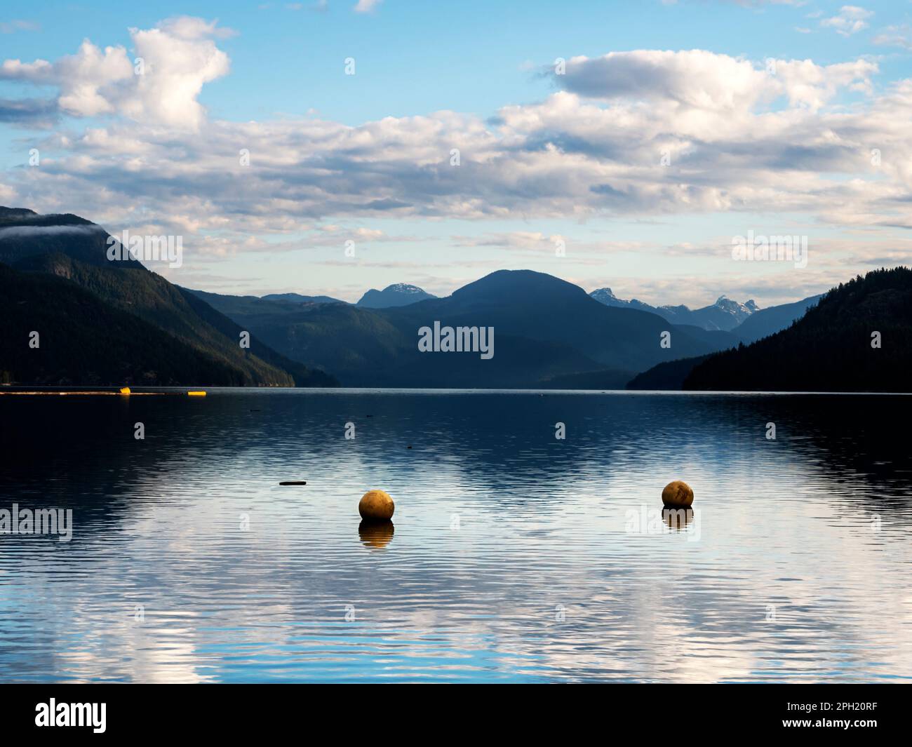 BC00687-00...BRITISH COLUMBIA - früher Morgen in Mowat Bay am Powell Lake, in der Nähe der Stadt Townsite am Sunshine Coast Trail. Stockfoto