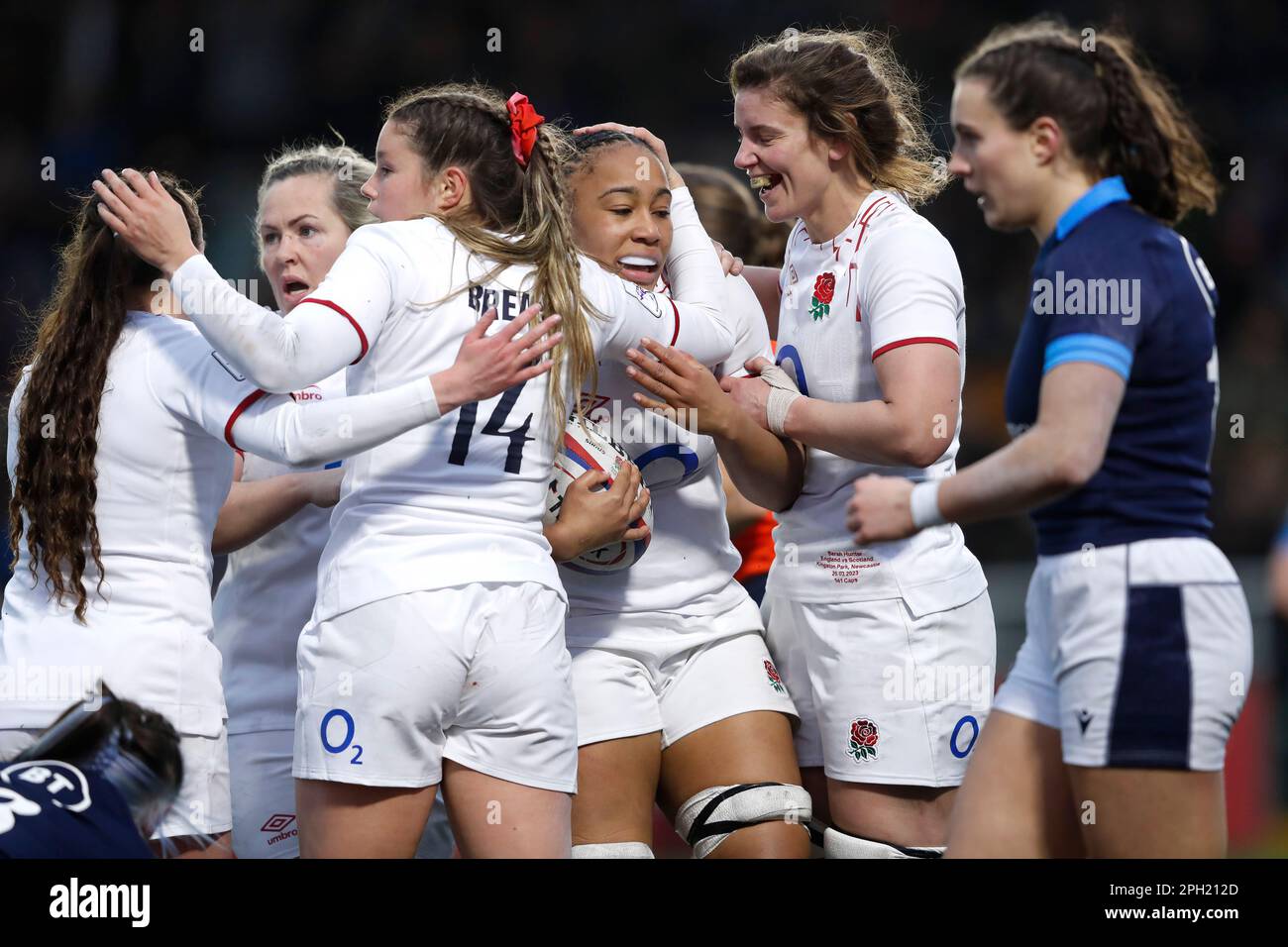 Die englische Sadia Kabeya (Zentrum) feiert einen Versuch beim TikTok Women's Six Nations Match im Kingston Park, Newcastle-upon-Tyne. Foto: Samstag, 25. März 2023. Stockfoto